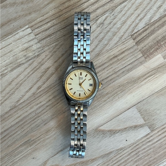 Q&Q Ladies Watch Two Tone Stainless Bracelet Gold Tone Dial Date Window - Picture 6 of 13